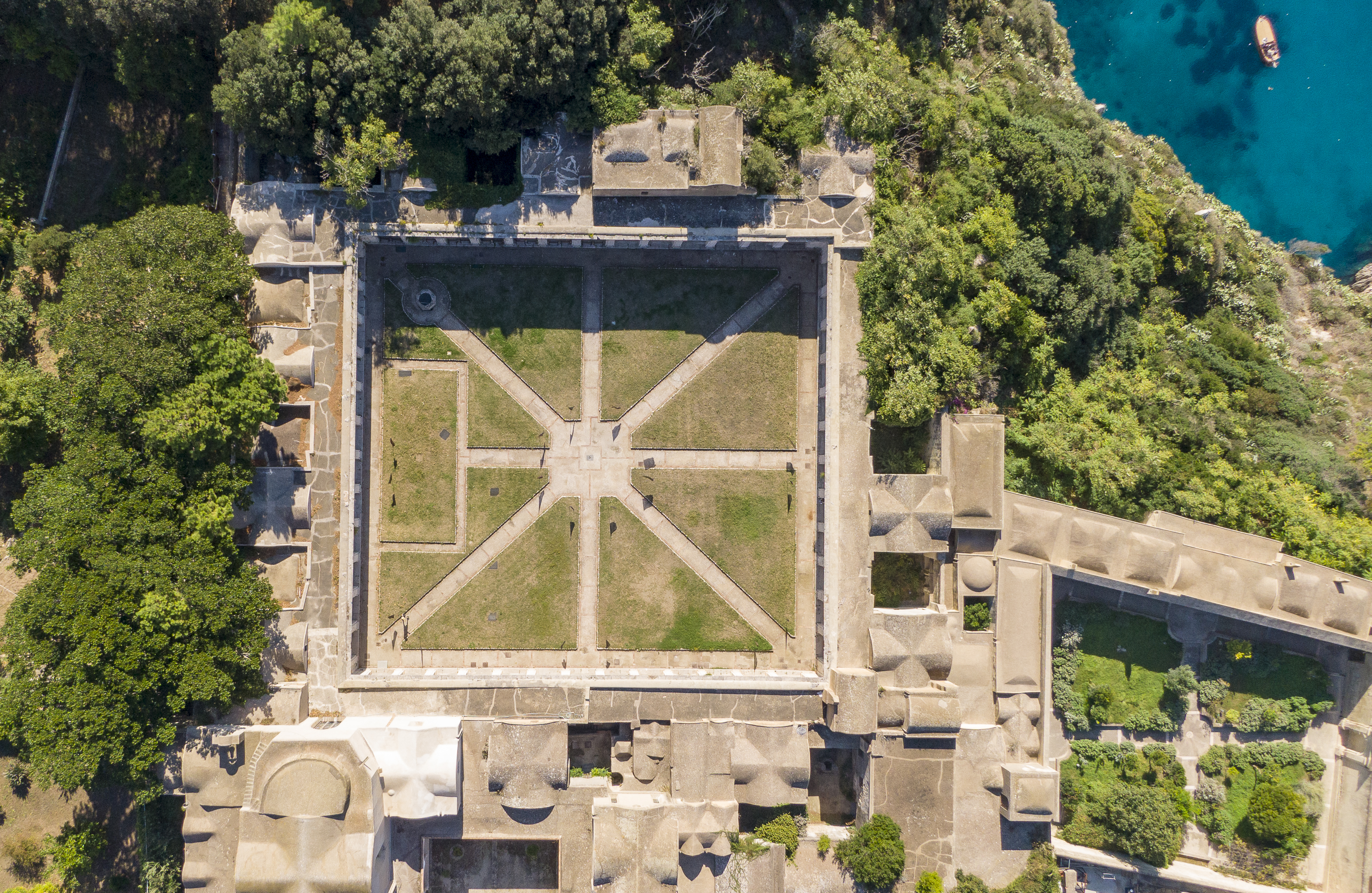 Vista panoramica della Certosa di San Giacomo e dell'isola di Capri